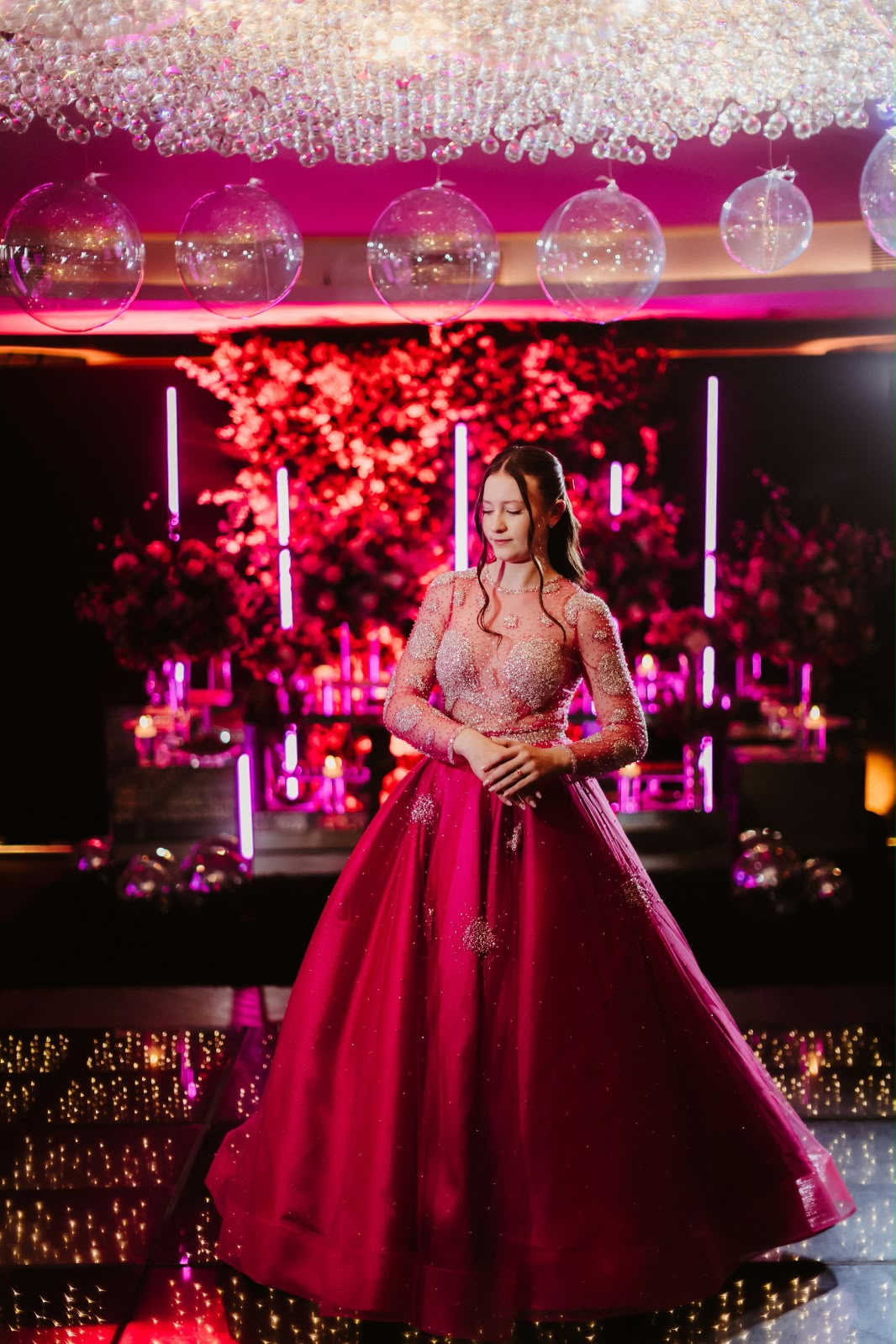 Debutante de vestido rosa vista de frente em sua festa de 15 anos